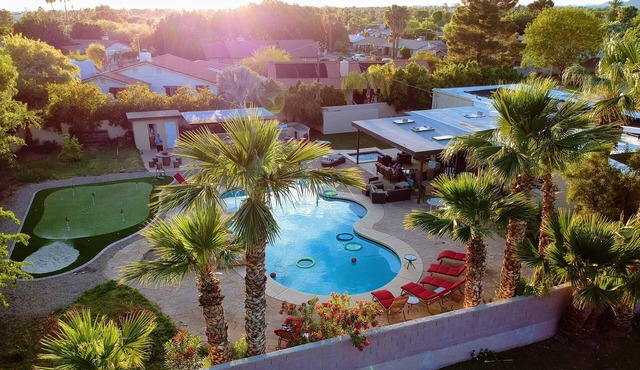 8 Bedrooms, 12 beds, pool, hot tub,putting green, pool table, ping pong, bbq
