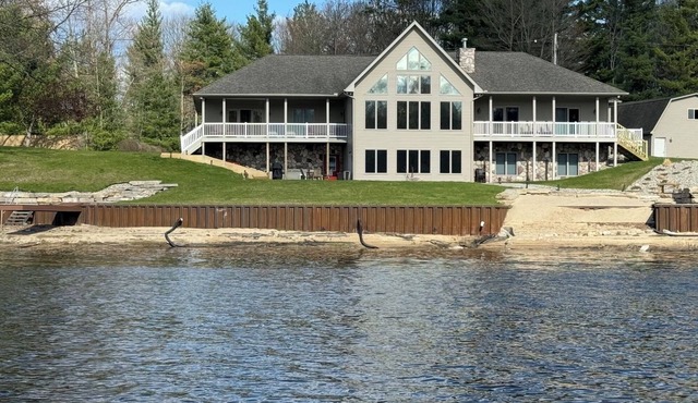 8 Bedrooms 14 Beds 5 full bath lakefront home w/hot tub & fire pit, sleeps 25!