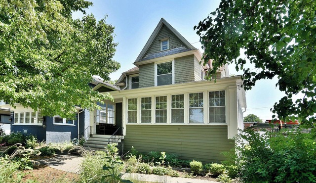 8 Bedrooms, 3 Full Bathrooms, 2 Kitchens and 2 Parking Spaces