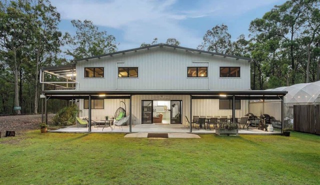 8 bedrooms 4 bath for 20+ near Mt Cotton