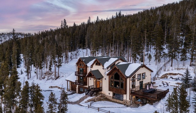 8 bedrooms, amazing views, hot tub, theater, ski shuttle, 1 mile to town!