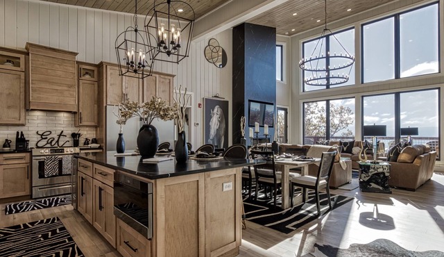 8 Bedrooms - SITTIN' ON TOP OF THE WORLD!