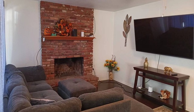 8 Beds/2Full-Bath Entire guesthome for 13 guest