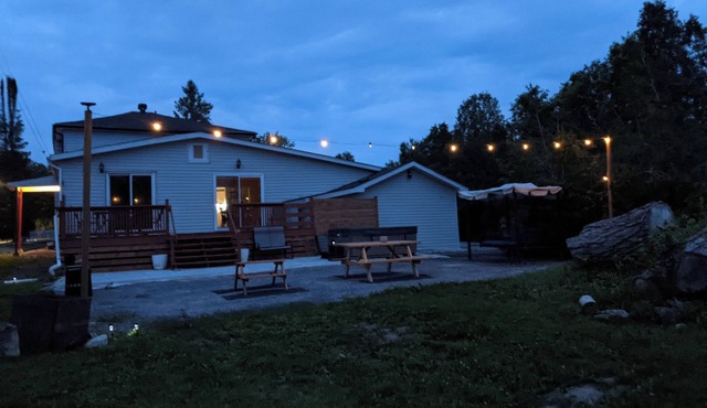 8 Beds & 4 Bath - Entire Home with Parking for 10 cars - 1 Hr Montreal & Ottawa