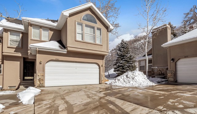 8 beds, Best location hot tub, ping pong Located between the Cottonwood Canyons