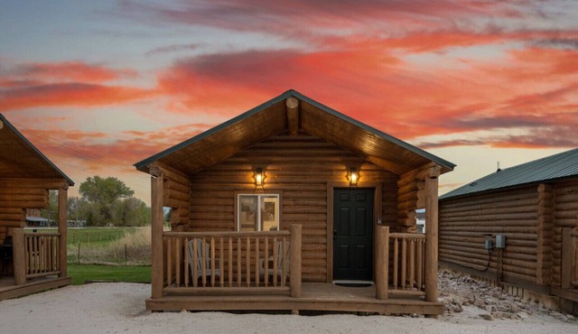 #8 Bigfoot Cabin, Newly Remodeled! AC! New Beds! Sleeps 5