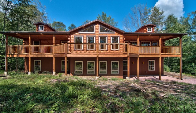 8 BR 4 BA SECLUDED 4000 SF. BACHELOR PARTIES/REUNIONS HOT TUB/WIFI! Sleeps 26!