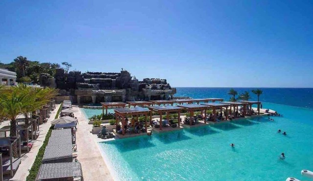 8 BR Grand Villa in Oceanfront Comm Sosua Ocean Vill