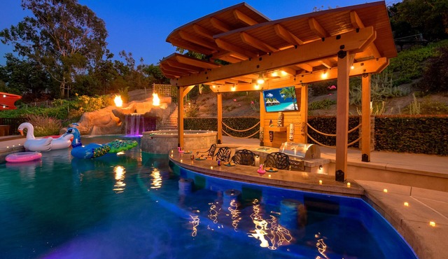 8 BR Villa! Swim Up Bar + XL Pool/Water Slide! Pickleball, Basketball & Views!