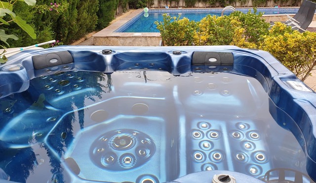8 BRs, 4 baths, Full A/C, 2 pools, jacuzzi, BBQ, 1000Mbps fiber Internet