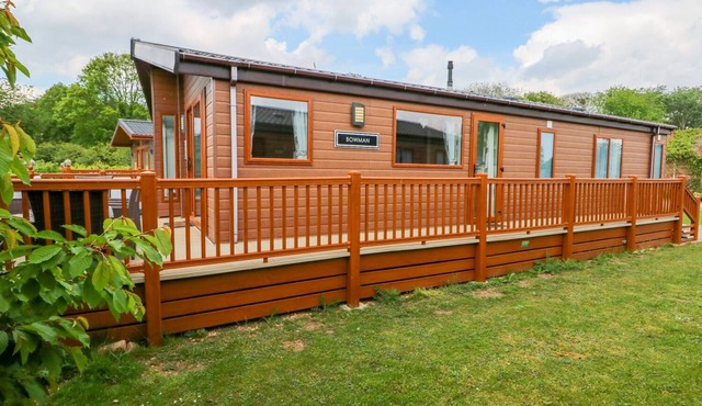 8 CASTLE VIEW, family friendly, with hot tub in Tattershall