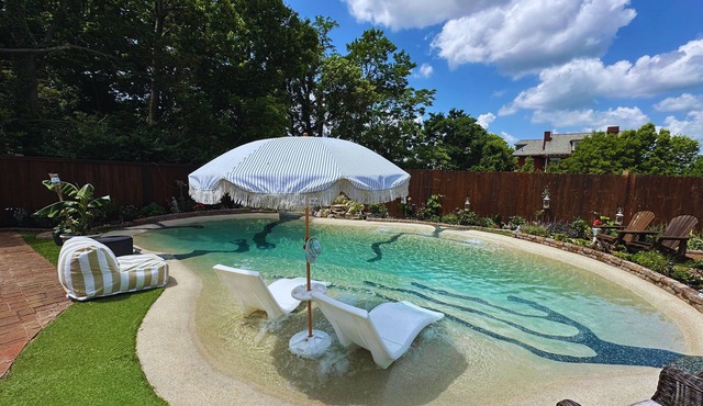 8 Cats Cincinnati Poolside Oasis Apartment-Walk to Zoo