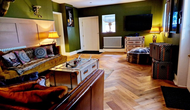 8 COACH HOUSE, pet friendly, with hot tub in Garstang