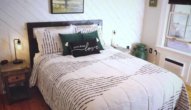 #8 Cozy Room in Historic Inn, Green Grotto