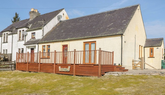 8 DISTILLERY COTTAGE, pet friendly, with a garden in Dalwhinnie
