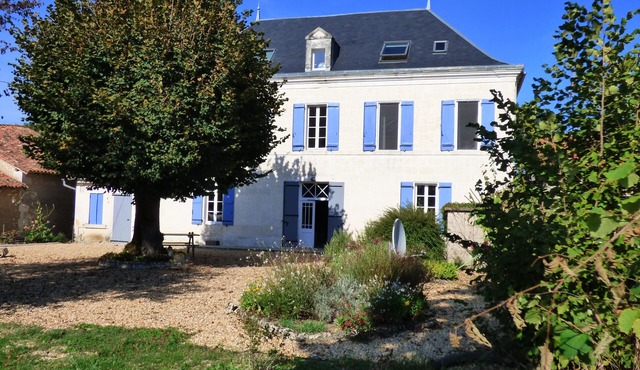 8 ensuite bedroom Manor house in 7 acres with river access, 2km from Aubeterre