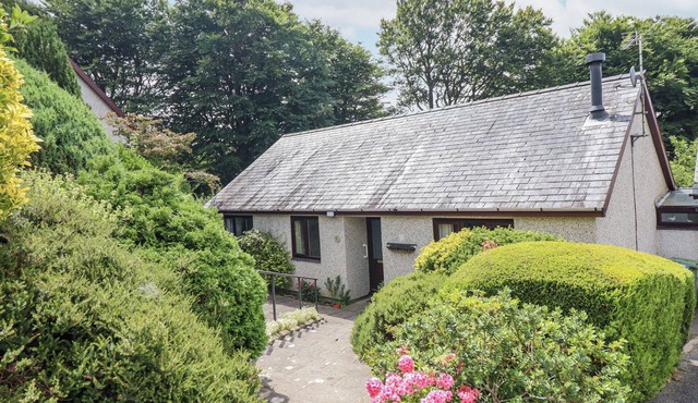 8 GLAN YSGETHIN, pet friendly, character holiday cottage in Barmouth