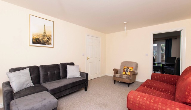 8 Guests - 4 Bedrooms - Parking - Garden