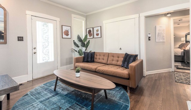 8 guests~Pool~Steam Room!~Great Midtown Memphis Location