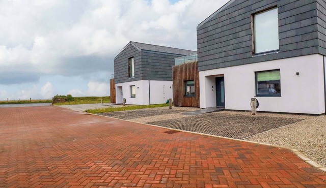 8 KARN HAVOS, pet friendly, character holiday cottage in Mawgan Porth