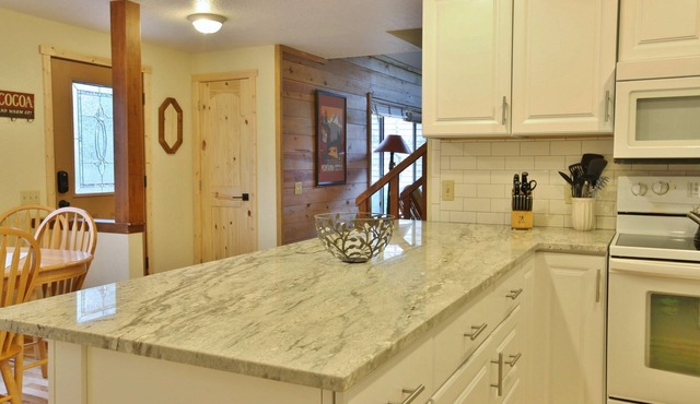 8 Leisure - Light & Bright Home, Hot Tub, Quiet Area Close to SHARC + Passes Included