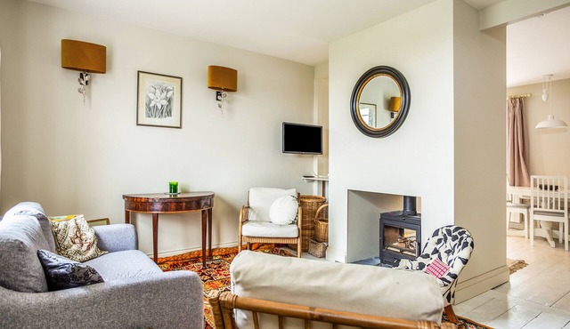 8 MARINERS TERRACE, family friendly, with open fire in Bosham