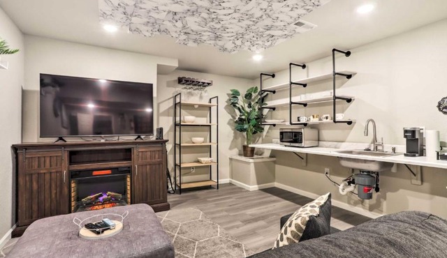 8 Mi to Barr Lake Cozy Commerce City Home!