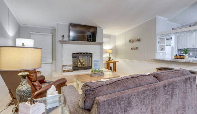 8 Mi to Beach: Lake-View Haven in Linn Creek!