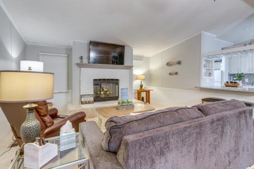 8 Mi to Beach Lake-View Haven in Linn Creek!