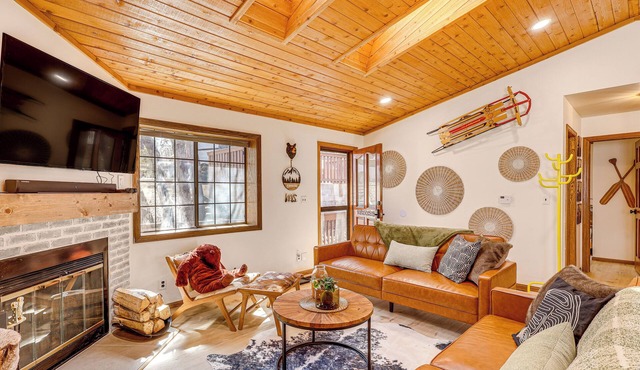 8 Mi to Big Bear Lake: Cabin w/Deck & Fireplace