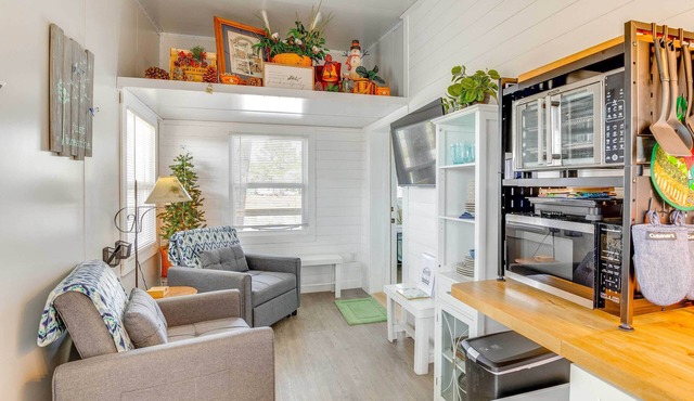 8 Mi to Cathedral Caverns: Tiny Home Hideaway