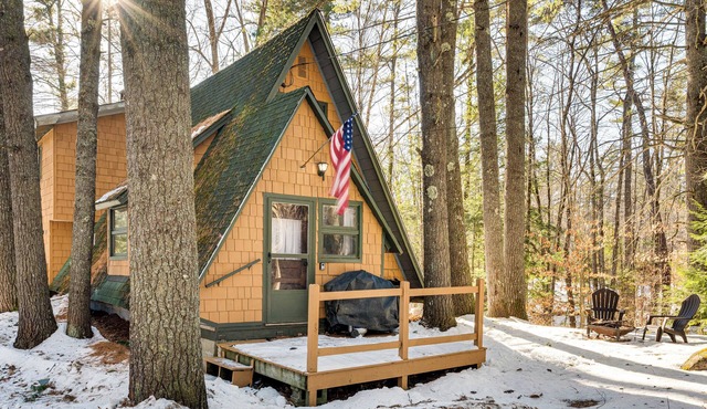8 Mi to Cranmore Mtn Resort: A-Frame w/Fire Pit