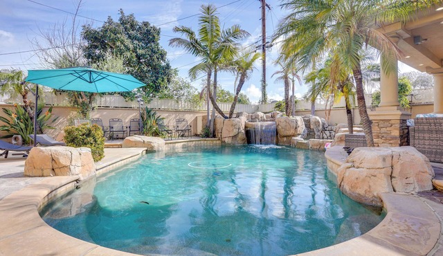 8 Mi to Disney: Santa Ana Home w/Bar & Patio!