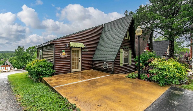 8 Mi to Dogwood Canyon: Cozy Cabin w/Deck