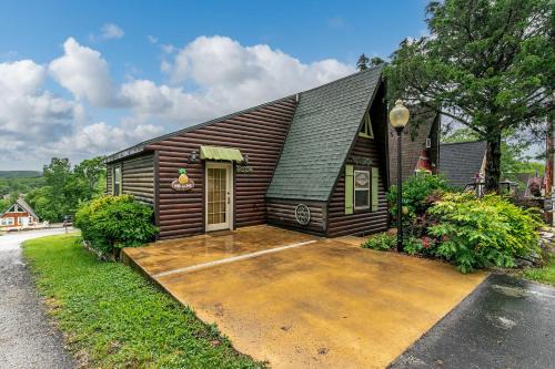 8 Mi to Dogwood Canyon Cozy Cabin with Deck