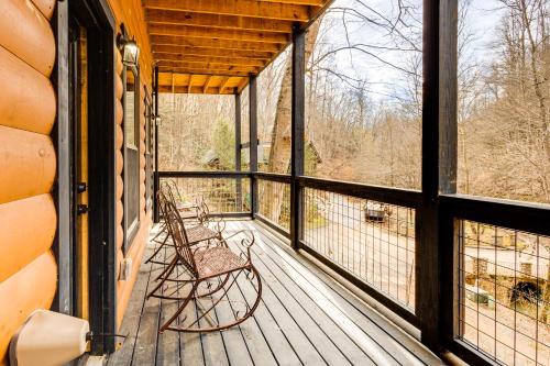 8 Mi to Dollywood: Cabin w/Hot Tub & Decks!