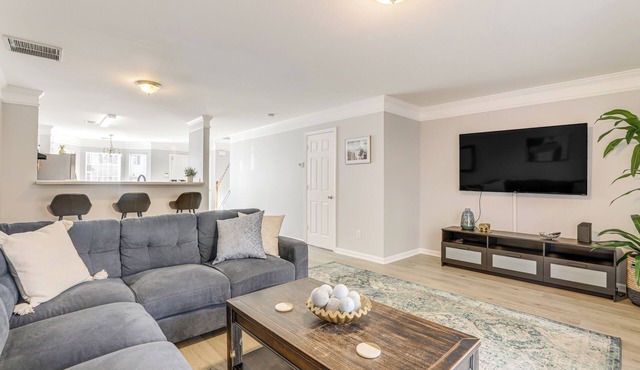 8 Mi to Downtown: Atlanta Townhome!