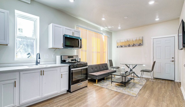 8 Mi to Downtown Chicago: Walkable Getaway!