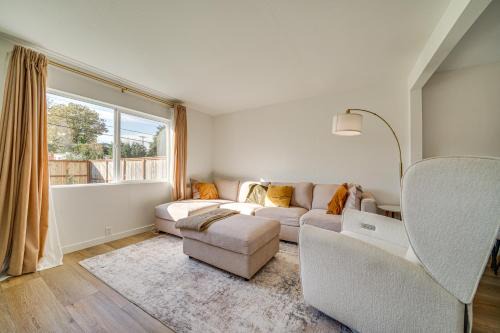 8 Mi to Downtown Seattle Cozy Home with Patio