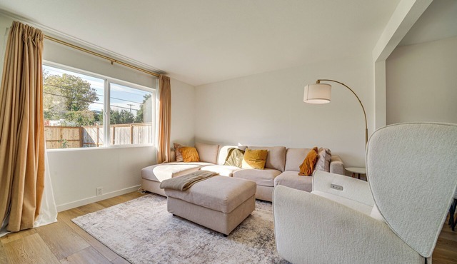 8 Mi to Downtown Seattle: Cozy Home w/Patio