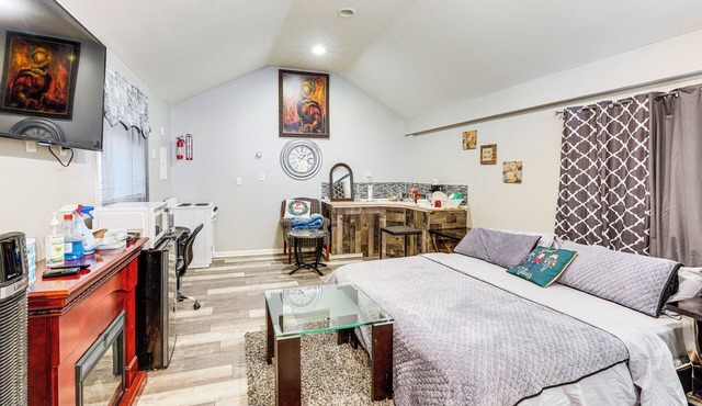 8 Mi to Dtwn CLE: Cozy Couple's Retreat w/Gym!