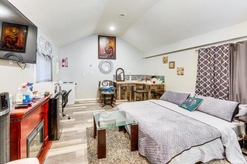 8 Mi to Dtwn CLE: Cozy Couple's Retreat w/Gym!