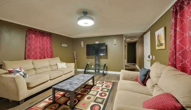 8 Mi to Dtwn Greenville: Bethel Home w/Yard