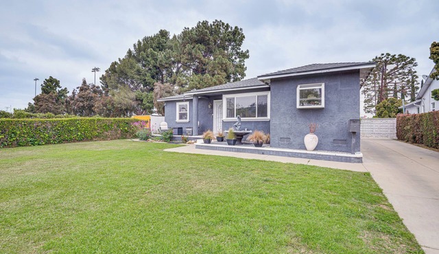 8 Mi to Dtwn: Home w/Fireplace & Games in LA!