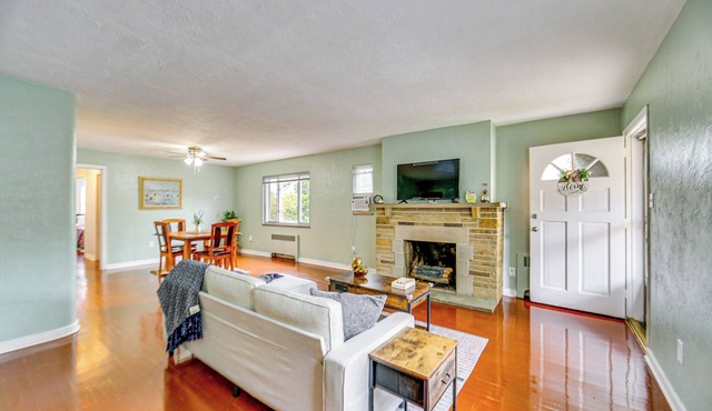 8 Mi to Dtwn: Retreat w/Balcony in Pittsburgh!