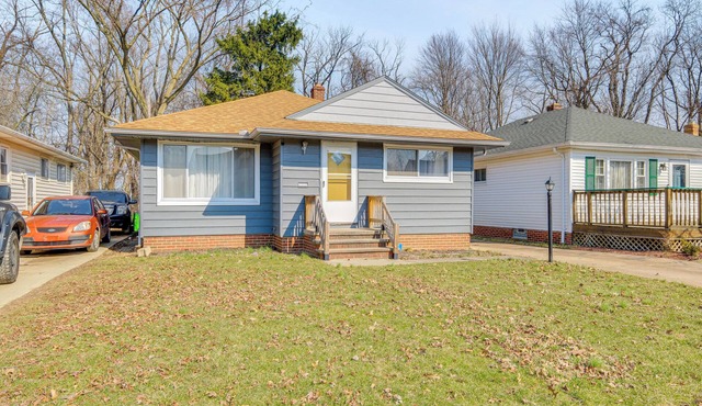 8 Mi to Dtwn Cleveland: Quiet Home w/Fenced Yard
