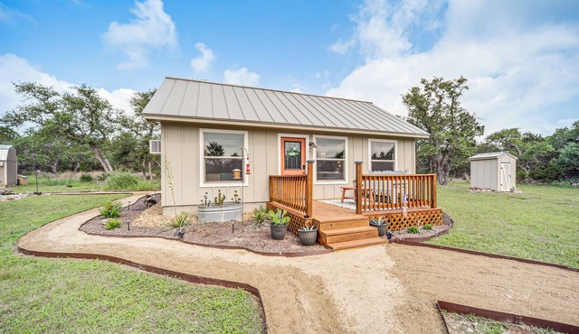 8 Mi to Dtwn Wimberley: Cabin Retreat on 5 Acres!