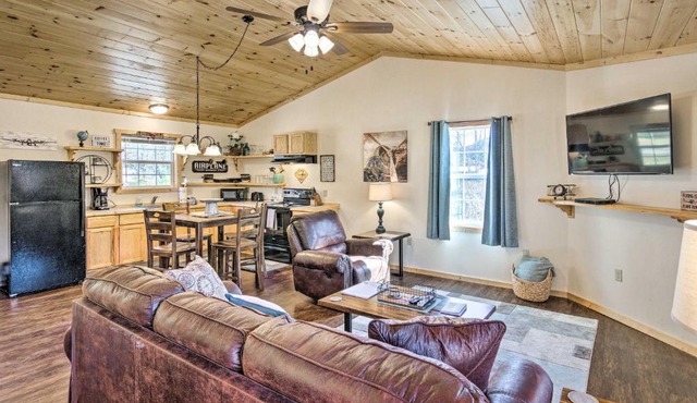 8 Mi to Great Smoky Mtn National Park: Cozy Cabin