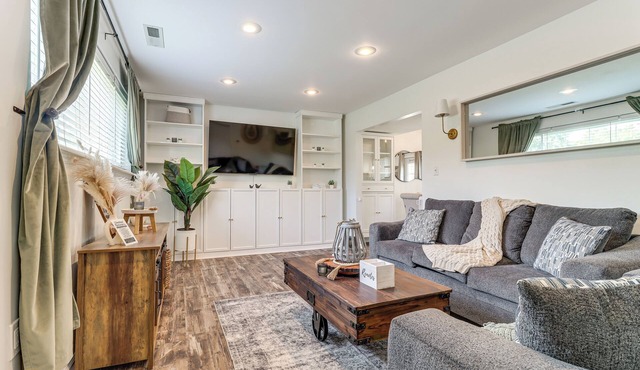 8 Mi to Henry Ford Museum: Westland Family Home