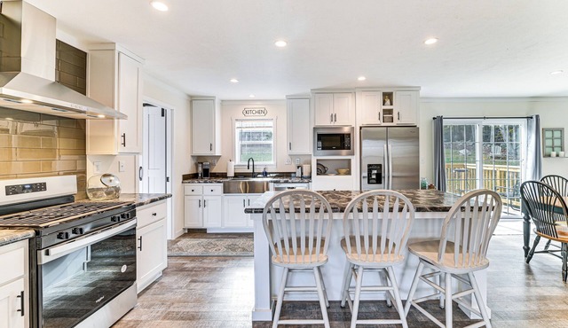 8 Mi to Jiminy Peak Resort: Mtn-view Home w/Deck